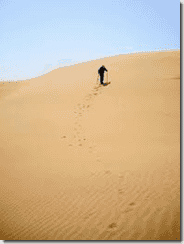 一个人在沙漠